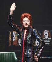 派手なメークと衣装で伝説のロックスター・ブルードット役を演じる小池徹平