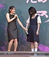 だぁれかさんにレコーダーを返すＦＲＵＩＴＳＺＩＰＰＥＲ・鎮西寿々歌（左）＝撮影・持木克友
