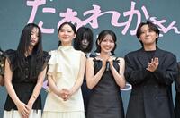 写真に納まる（左から）小國舞羽、星乃あんな、だぁれかさん、ＦＲＵＩＴＳＺＩＰＰＥＲ・鎮西寿々歌、大西利空（撮影・持木克友）