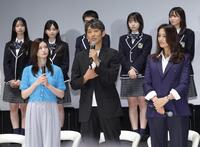 会見で話す反町隆史（中央）＝撮影・西岡正