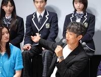 生徒たちの前で熱く話す反町隆史（撮影・西岡正）