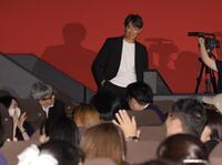 ファンの前に登場する反町隆史