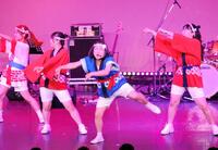 法被姿で踊る島田珠代（中央）