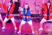法被姿で踊る島田珠代（中央）