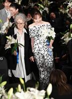 倍賞千恵子（左）をエスコートする福原遥＝東京・丸の内ピカデリー１（撮影・佐藤厚）