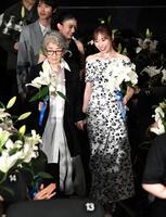 倍賞千恵子（左）をエスコートする福原遥（撮影・佐藤厚）