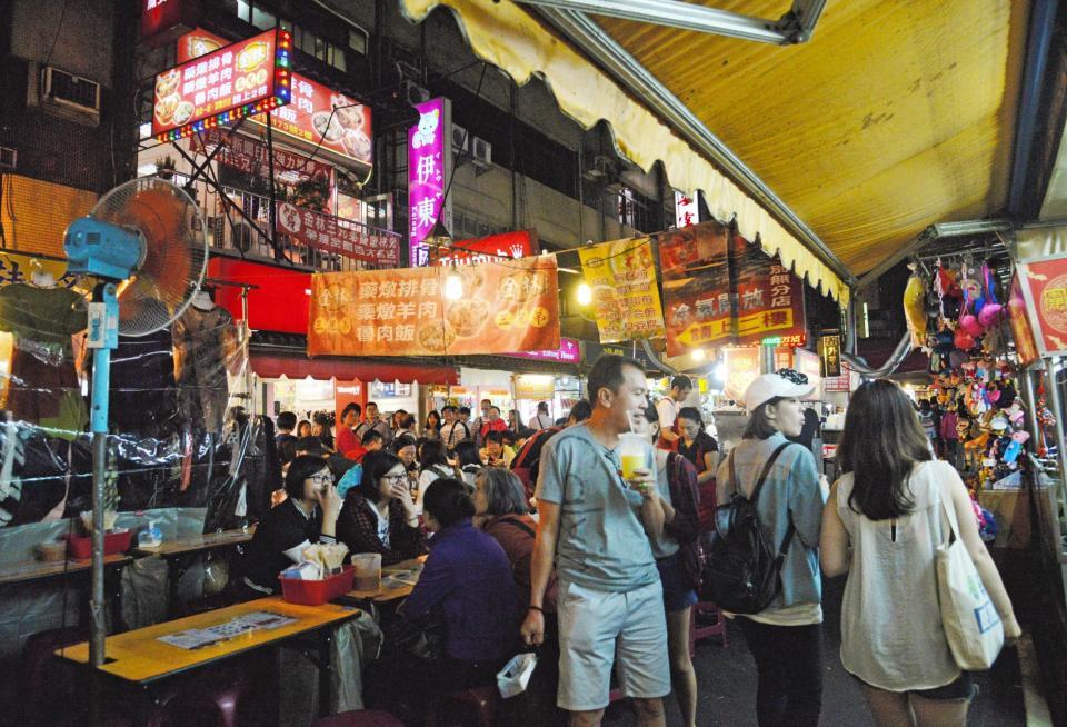 　台北市民の胃袋を満たす饒河街観光夜市