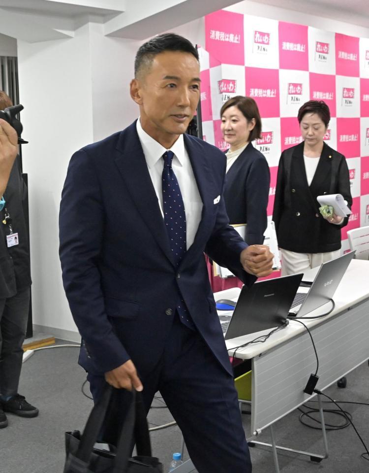 会見を終え会場を後にするれいわ新撰組代表を辞任した山本太郎氏（撮影・持木克友）