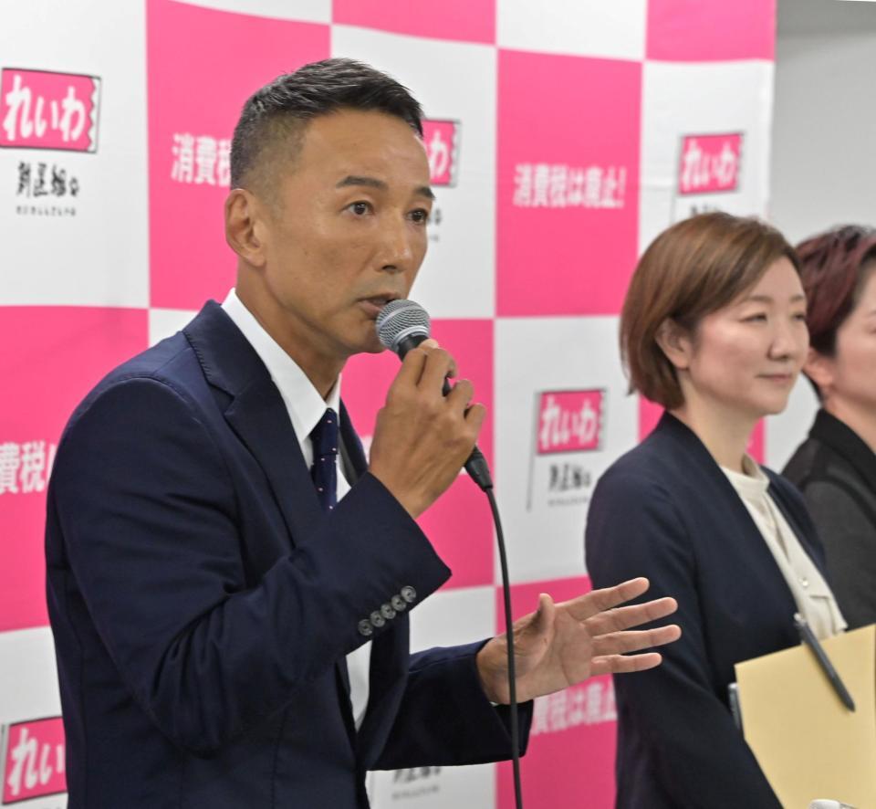 れいわ新撰組の代表を辞任した山本太郎氏（左）＝撮影・持木克友