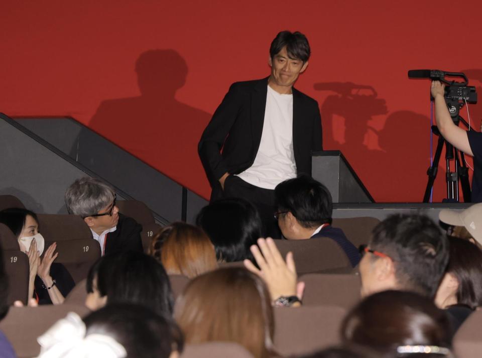 ファンの前に登場する反町隆史
