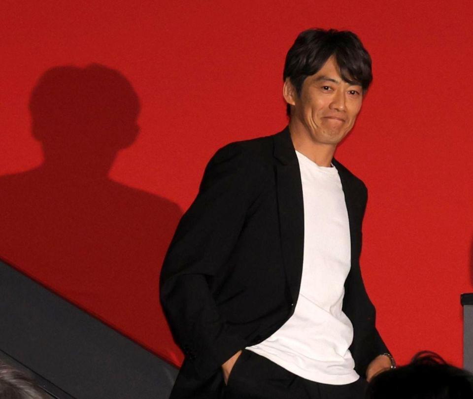 さっそうと登場する反町隆史（撮影・西岡正）