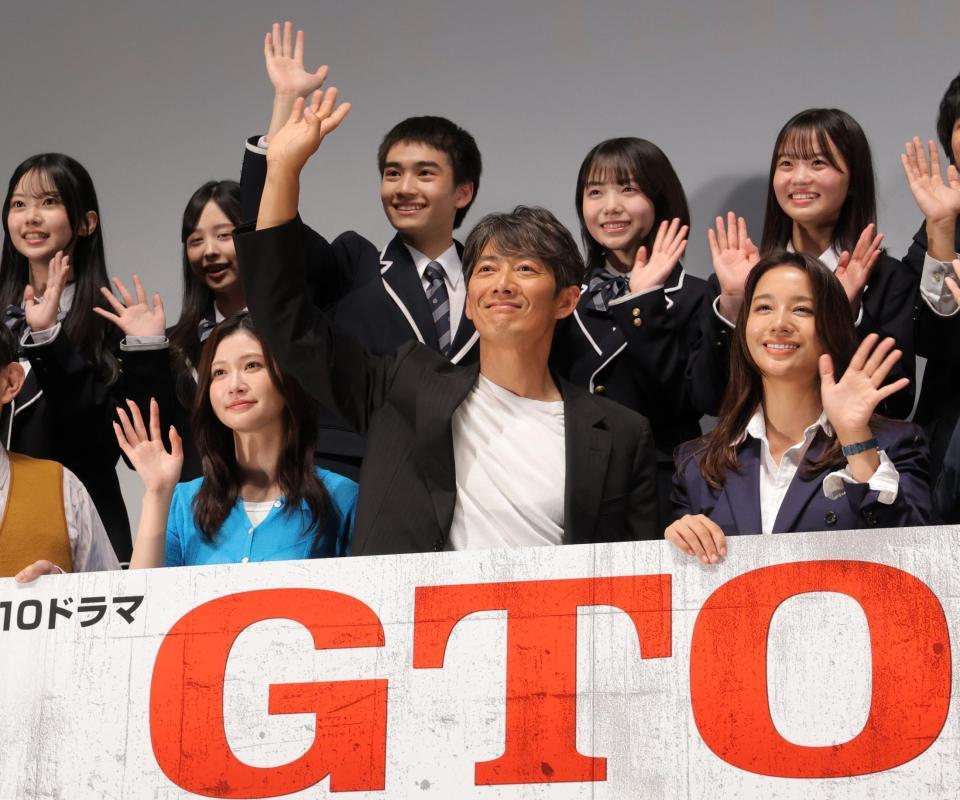 生徒たちと手を振る（前列左から）生見愛瑠、反町隆史、高橋メアリージュン（撮影・西岡正）