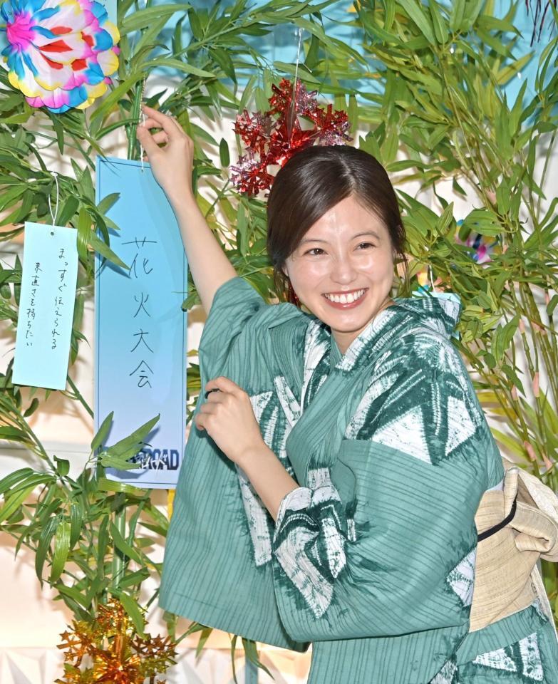 願い事を書いた短冊を笹にかける今田美桜（撮影・持木克友）