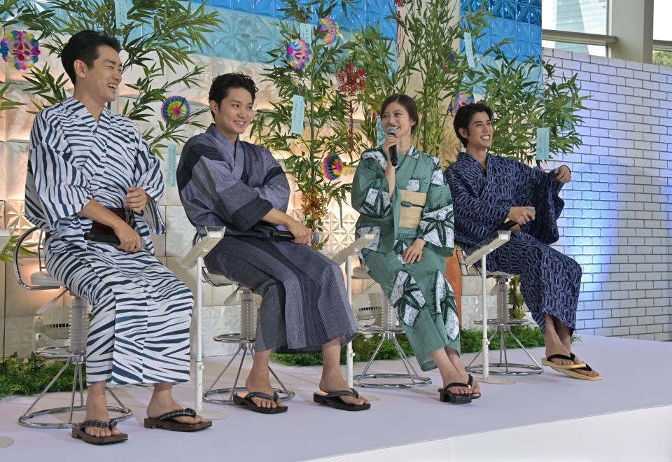 クロストークで盛り上がる（左から）泉澤祐希、磯村勇斗、今田美桜、寛一郎＝テレビ朝日（撮影・持木克友）