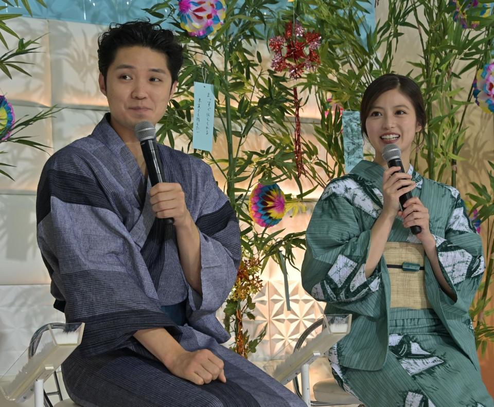 クロストークで盛り上がる磯村勇斗（左）と今田美桜（撮影・持木克友）