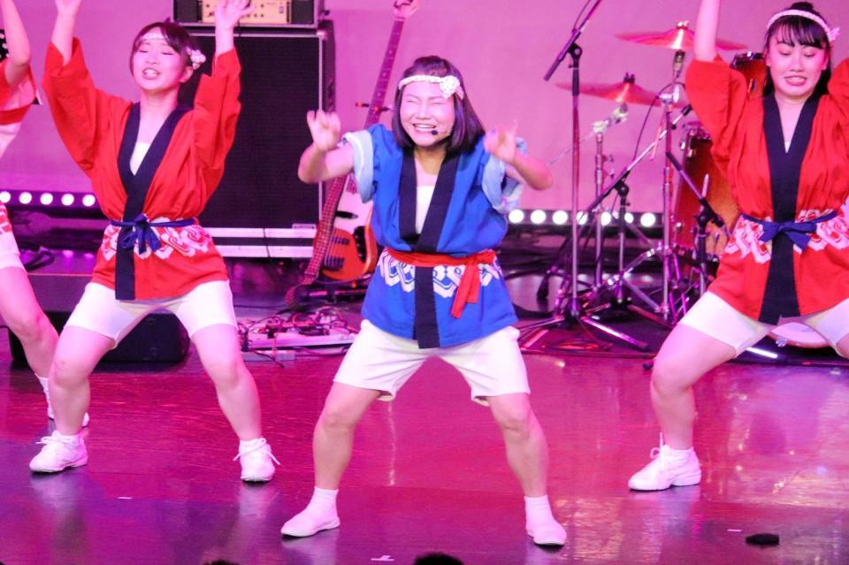法被姿で踊る島田珠代（中央）