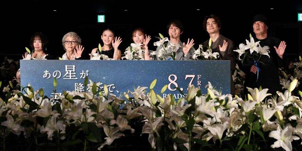 百合の花に囲まれ映画をＰＲする（左から）汐見夏衛氏（原作）、倍賞千恵子、出口夏希、福原遥、細田佳央太、井ノ脇海、新城毅彦監督＝東京・丸の内ピカデリー１（撮影・佐藤厚）
