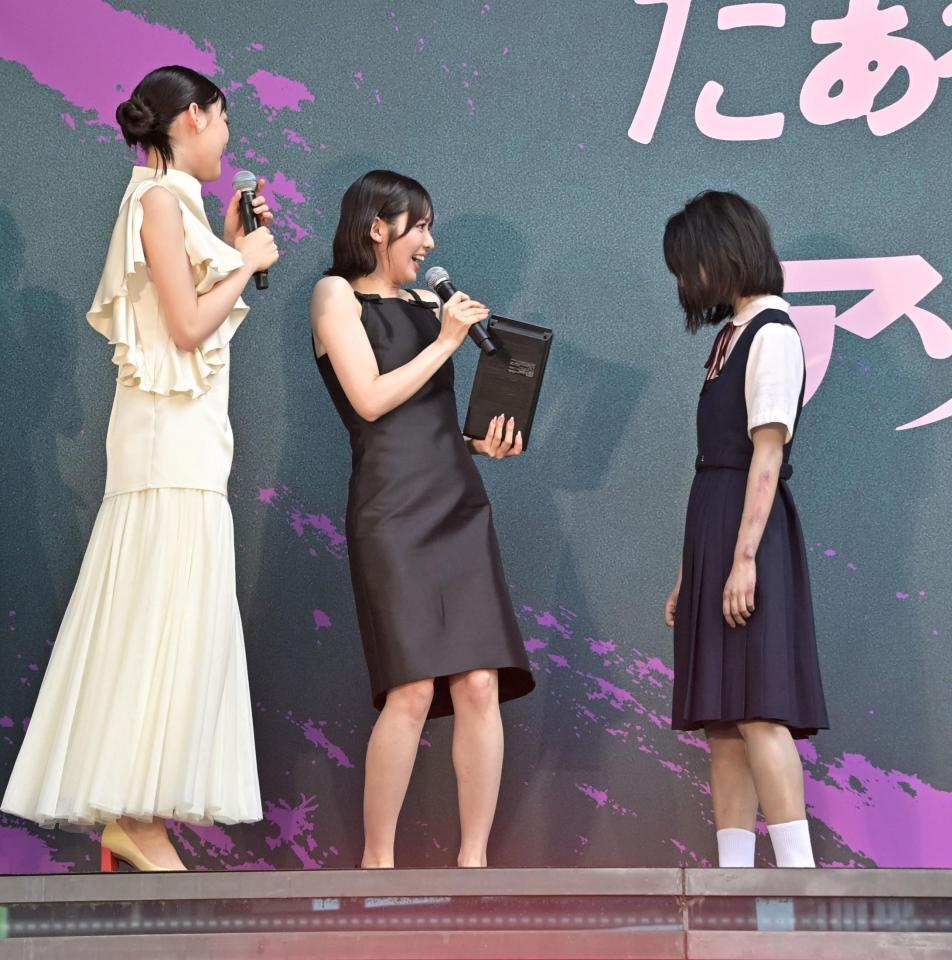 だぁれかさん（右）の登場に驚くＦＲＵＩＴＳＺＩＰＰＥＲ・鎮西寿々歌＝渋谷ストリーム前稲荷橋広場（撮影・持木克友）