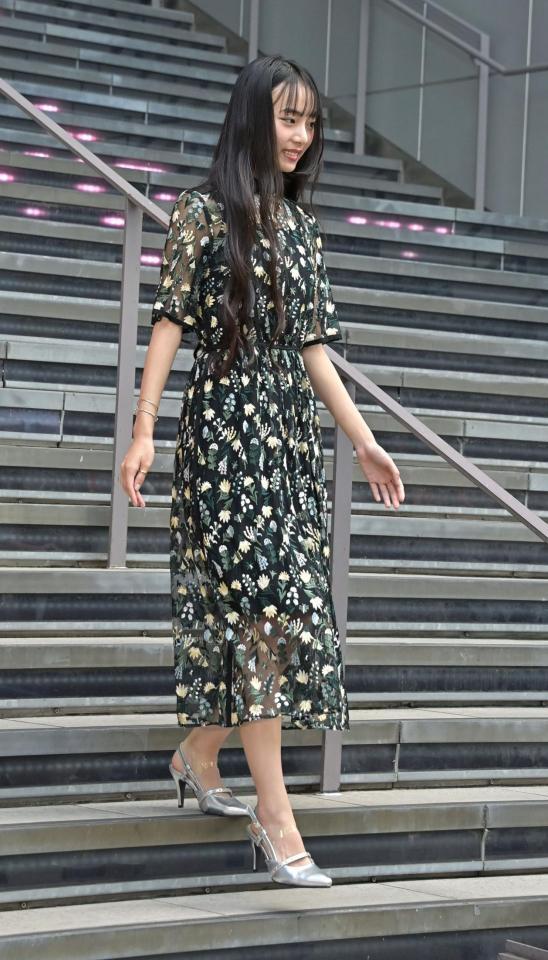 イベントを終え降壇する室はんな＝渋谷ストリーム前稲荷橋広場（撮影・持木克友）