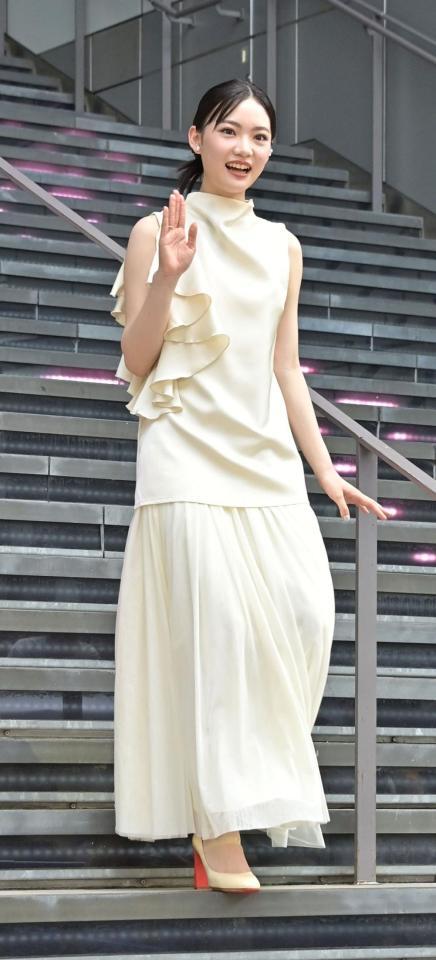 イベントを終え降壇する星乃あんな＝渋谷ストリーム前稲荷橋広場（撮影・持木克友）