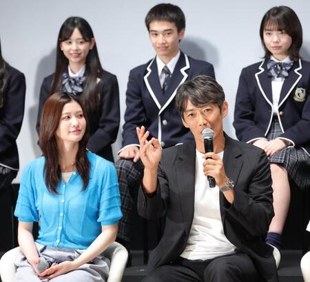 会見で「ＧＴＯ」について話す反町隆史。左は生見愛瑠（撮影・西岡正）