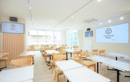 白が基調の施設内