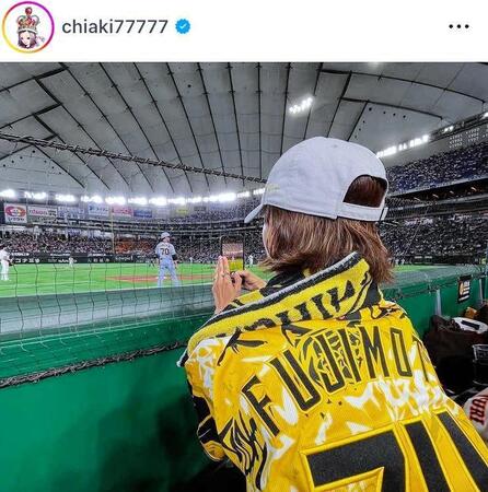 スマホで撮影する安田美沙子。千秋のインスタグラム＠ｃｈｉａｋｉ７７７７７より 
