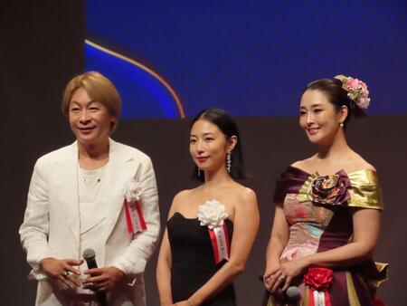 「Ａｐｈｒｏｓ　Ｑｕｅｅｎ　Ａｗａｒｄ　２０２６」に出席した（左から）小椋ケンイチ、ＭＥＧＵＭＩ、心健美　玄甫和美代表理事