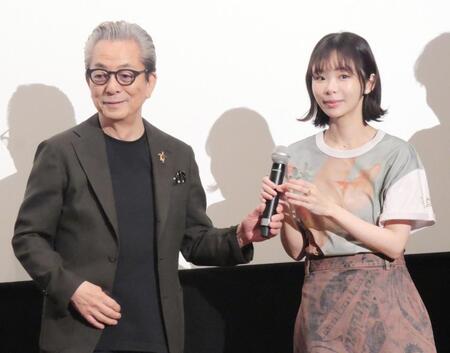 趣里（右）にマイクを渡す水谷豊