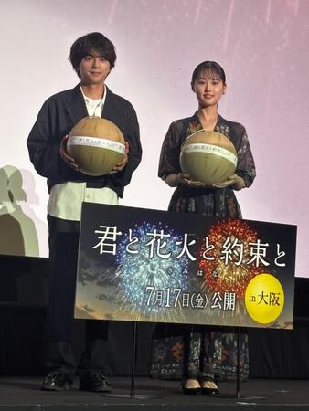 舞台あいさつに登場したｔｉｍｅｌｅｓｚの佐藤勝利（左）と原菜乃華
