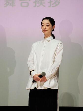 「トロフィー」の公開記念舞台あいさつを行った市川実和子