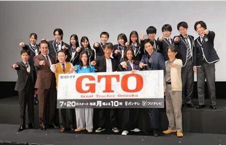 ポーズを決める（前列左から）山崎裕太、宇梶剛士、近藤芳正、生見愛瑠、反町隆史、高橋メアリージュン、市川知宏、夙川アトム（後列左から）堀口真帆、難波碧空、北里琉、梶原叶渚、及川桃利、稲垣来泉、大島美優、川口和空、柴崎楓雅、西浦心乃助、森本陸斗（１０日）
