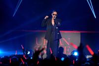 ステージで歌声を響かせたＥＸＩＬＥ　ＡＫＩＲＡ
