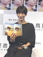 お気に入りのショットを見せる秦令欧奈アナ
