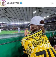 スマホで撮影する安田美沙子。千秋のインスタグラム＠ｃｈｉａｋｉ７７７７７より 