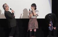 トークで爆笑する（左から）水谷豊、趣里と、膝に手をついて肩を落とす橋本淳