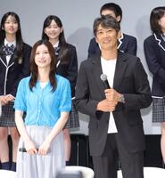 制作発表に登壇する生見愛瑠（左）と反町隆史（１０日）