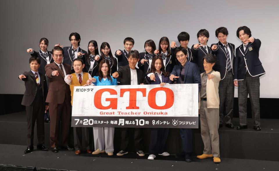ポーズを決める（前列左から）山崎裕太、宇梶剛士、近藤芳正、生見愛瑠、反町隆史、高橋メアリージュン、市川知宏、夙川アトム（撮影・西岡正）