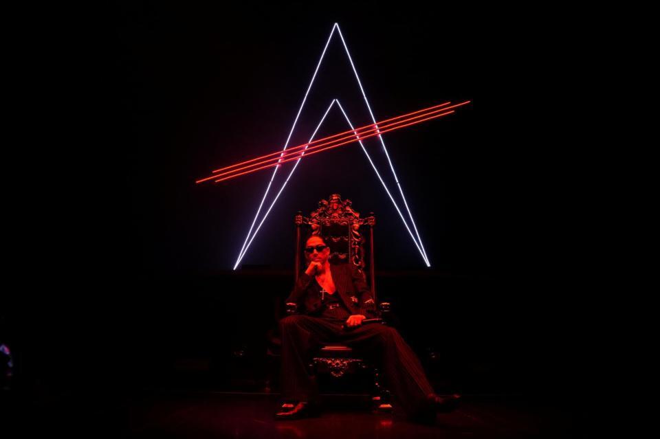 玉座に座って登場したＥＸＩＬＥ　ＡＫＩＲＡ
