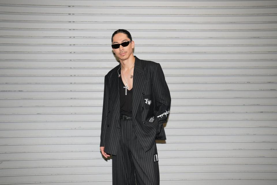 本番前にポーズを決めたＥＸＩＬＥ　ＡＫＩＲＡ