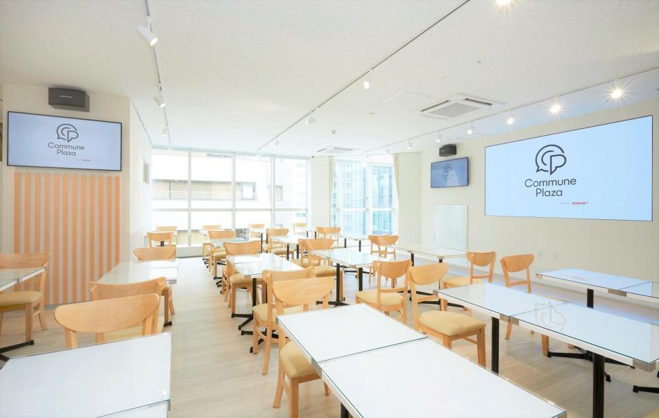 白が基調の施設内