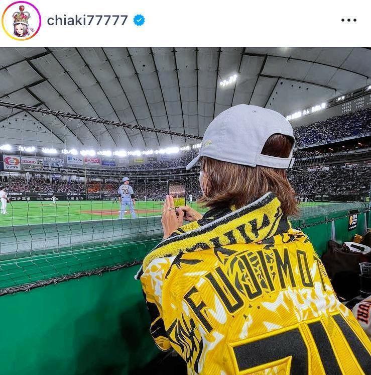 スマホで撮影する安田美沙子。千秋のインスタグラム＠ｃｈｉａｋｉ７７７７７より 