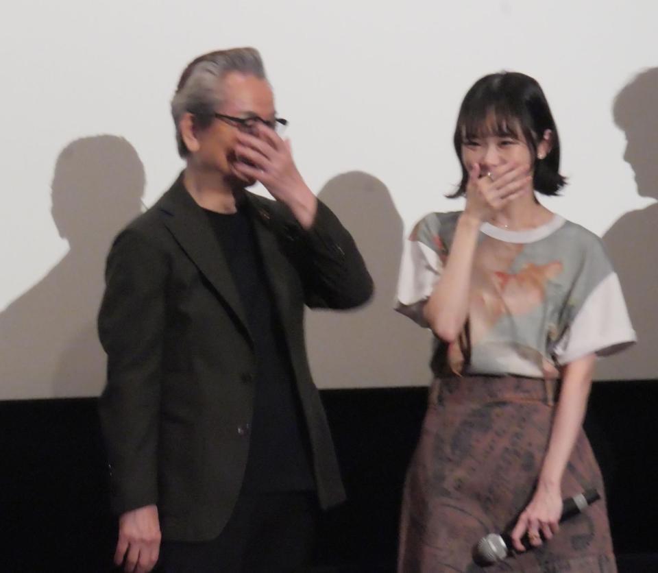 そろって手で口を覆って笑う水谷豊（左）と趣里