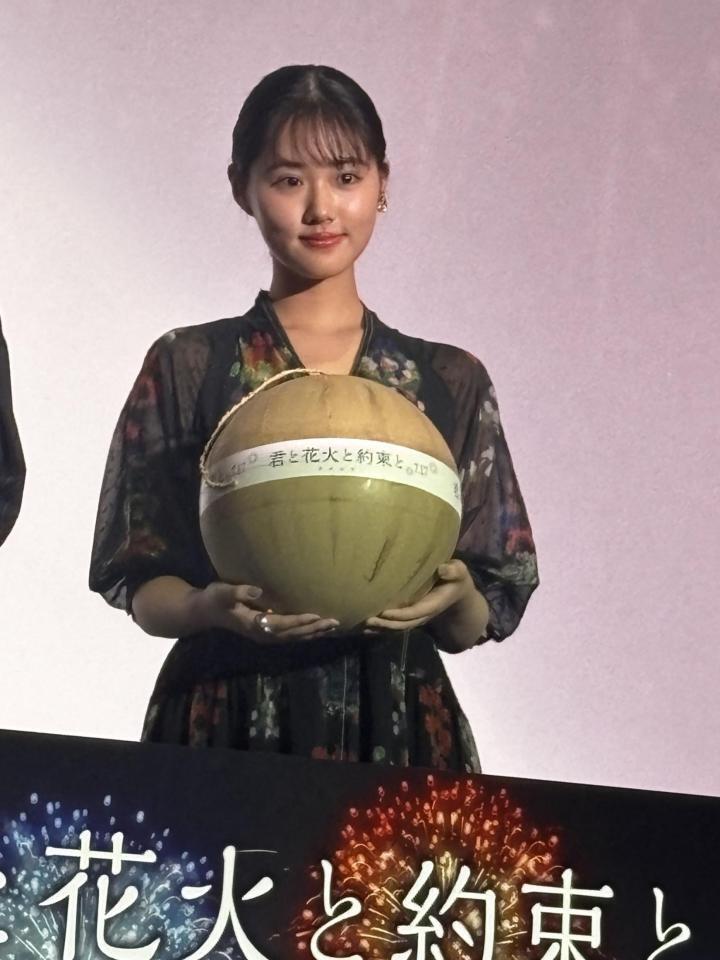 舞台あいさつに登場した原菜乃華