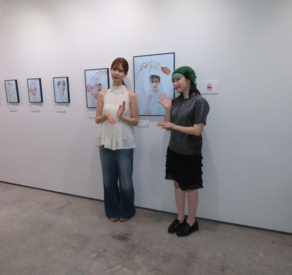 写真展を開催する松平璃子（左）とクリエイティブディレクターの渡辺みり愛