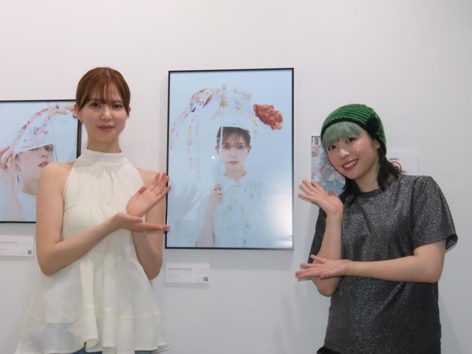 写真展「ＤＯＭＡＩＮ」を開催する松平璃子（左）とクリエイティブディレクターを務めた渡辺みり愛