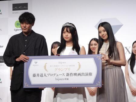 グランプリに輝いた手島柚葉さん（中央）、左は藤井道人監督、右は前回グランプリの秋好美桜