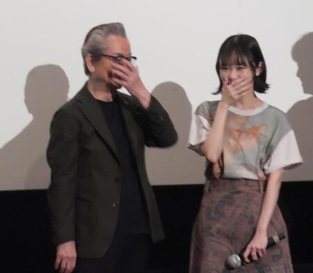 そろって手で口を覆って笑う水谷豊（左）と趣里
