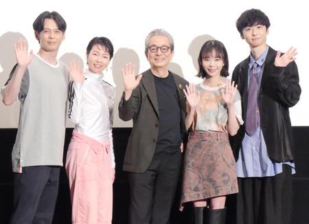 イベントに出席した（左から）河相我聞、菜葉菜、水谷豊、趣里、橋本淳