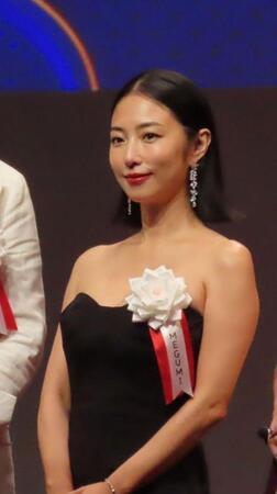 「Ａｐｈｒｏｓ　Ｑｕｅｅｎ　Ａｗａｒｄ　２０２６」に出席したＭＥＧＵＭＩ